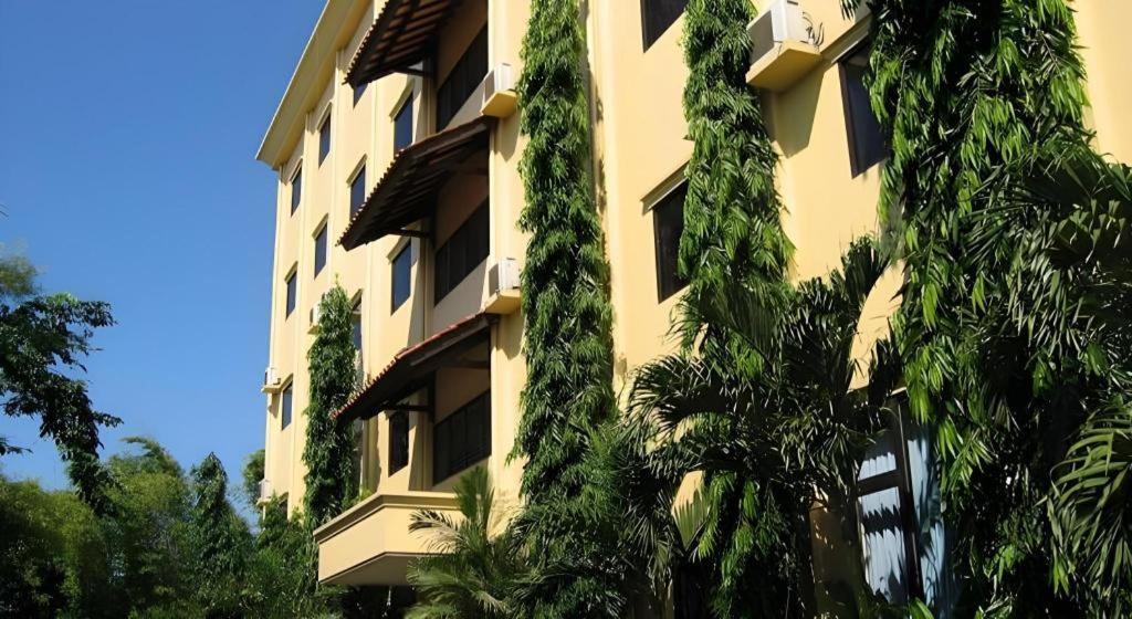 Narita Classic Hotel Surabaja Zewnętrze zdjęcie